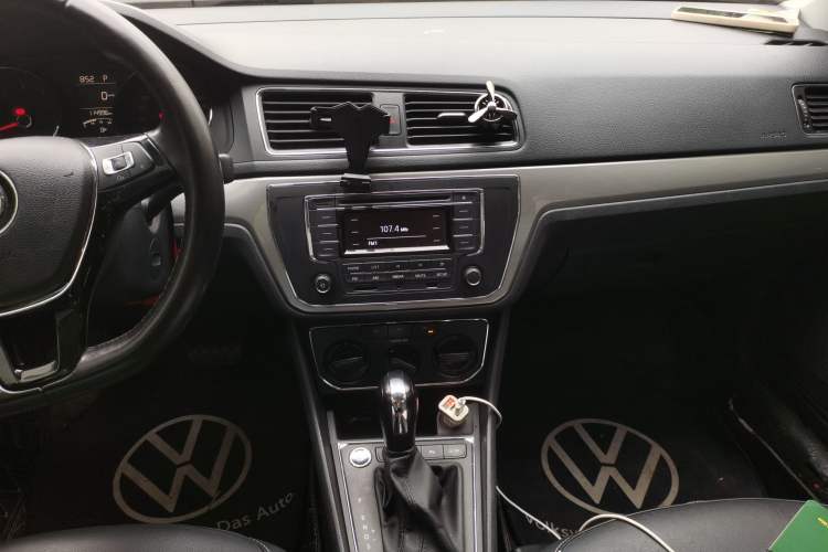 Used Volkswagen Lavida 2017 1.6L Automatic Comfort Edition Audio And AC Panel