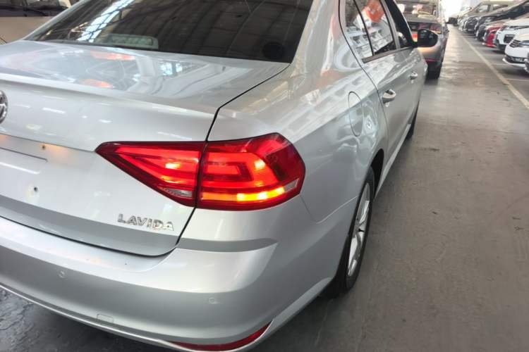 Used Volkswagen Lavida 2017 1.6L Automatic Fashion Edition Exterior 3