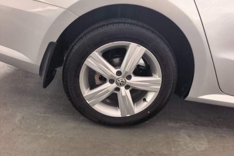 Used Volkswagen Lavida 2017 1.6L Automatic Fashion Edition Exterior 5