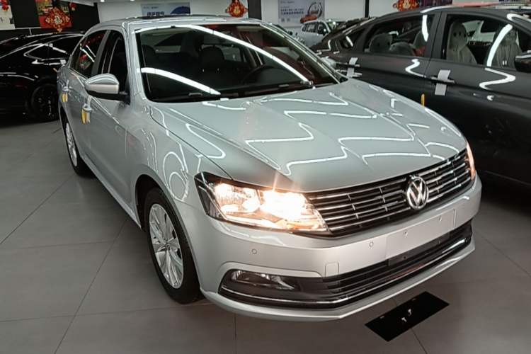 Used Volkswagen Lavida 2017 230TSI DSG Comfort Edition Front Right 45 Deg