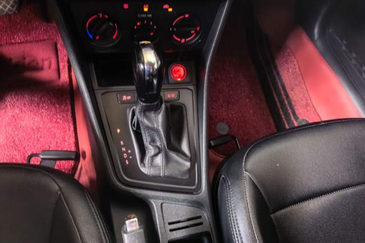 Used Volkswagen Lavida 2017 1.6L Automatic Fashion Edition Gear Lever