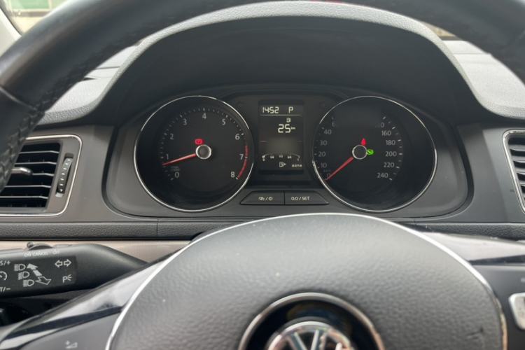 Used Volkswagen Lavida 2017 1.6L Automatic Comfort Edition Interior 3