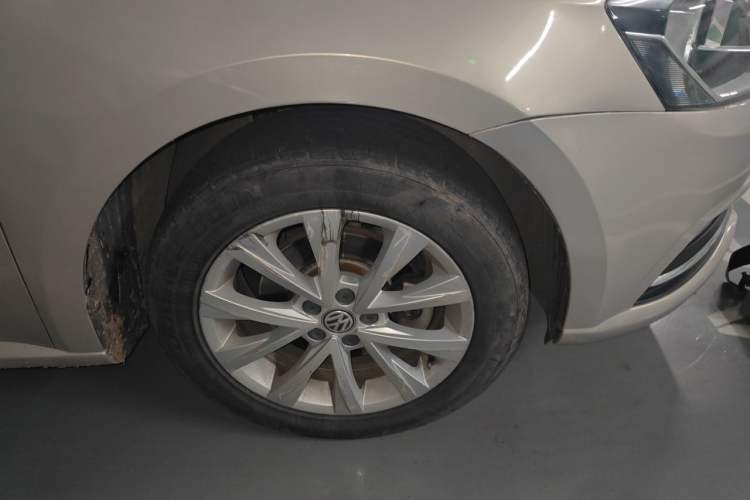 Used Volkswagen Lavida 2017 1.6L Automatic Comfort Edition Right Front Wheel Hub