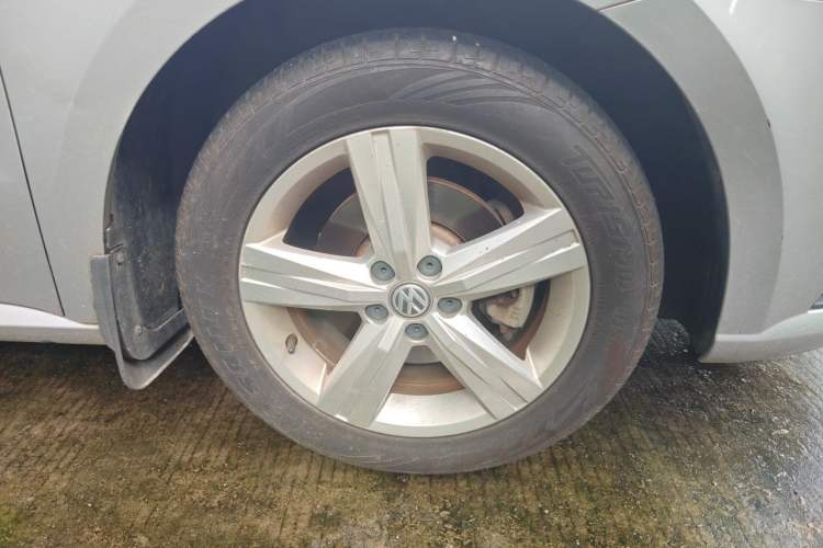 Used Volkswagen Lavida 2017 1.6L Automatic Fashion Edition Right Front Wheel Hub
