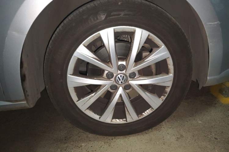 Used Volkswagen Lavida 2017 230TSI DSG Comfort Edition Right Front Wheel Hub