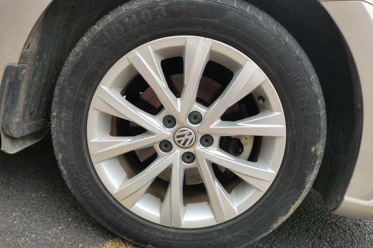 Used Volkswagen Lavida 2017 1.6L Automatic Comfort Edition Right Front Wheel Hub
