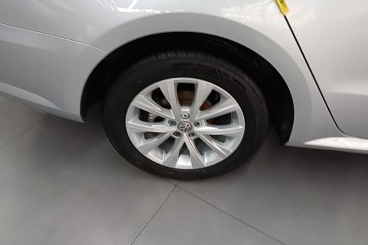 Used Volkswagen Lavida 2017 230TSI DSG Comfort Edition Right Rear Wheel Hub
