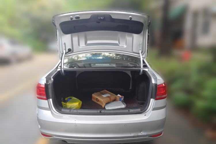 Used Volkswagen Lavida 2017 1.6L Automatic Fashion Edition Trunk