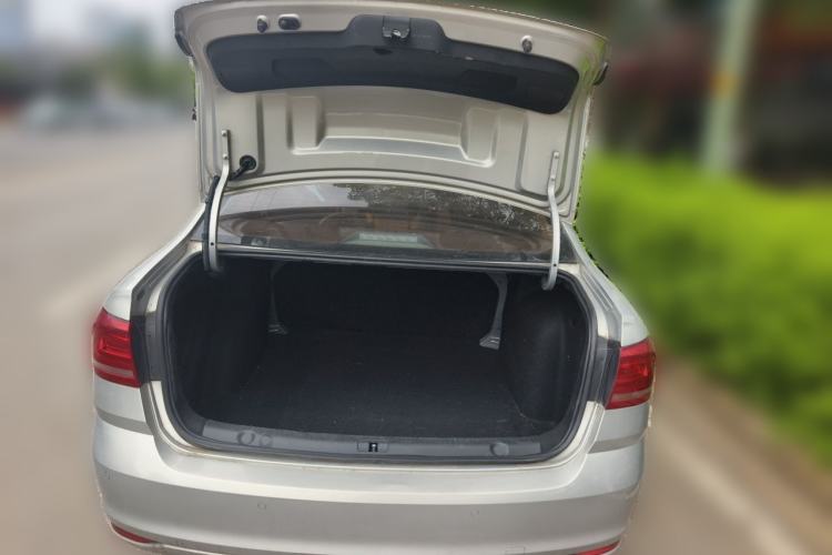 Used Volkswagen Lavida 2017 1.6L Manual Fashion Edition Trunk