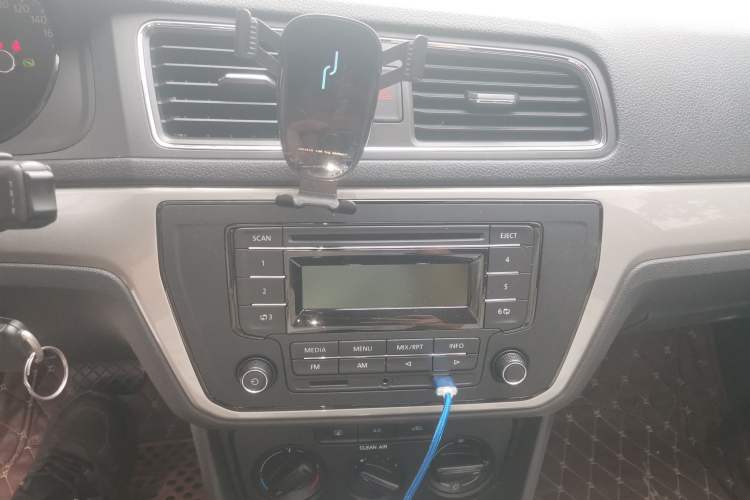 Used Volkswagen Lavida 2017 1.6L Automatic Fashion Edition Audio And AC Panel