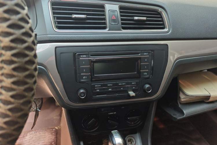 Used Volkswagen Lavida 2017 1.6L Automatic Fashion Edition Audio And AC Panel