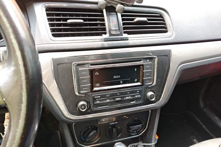 Used Volkswagen Lavida 2017 1.6L Automatic Comfort Edition Audio And AC Panel