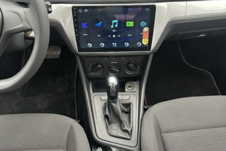 Used Volkswagen Lavida 2017 1.6L Automatic Fashion Edition Audio And AC Panel