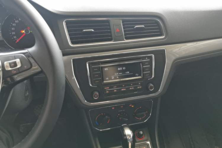 Used Volkswagen Lavida 2017 1.6L Automatic Comfort Edition Audio And AC Panel