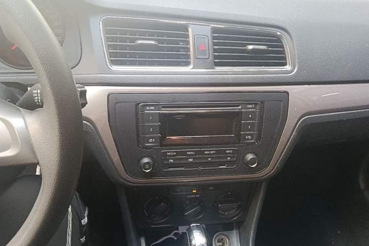 Used Volkswagen Lavida 2017 1.6L Automatic Fashion Edition Audio And AC Panel
