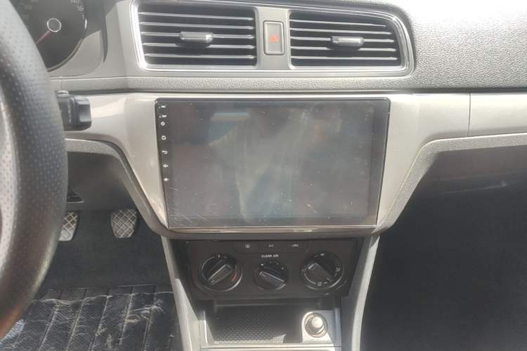 Used Volkswagen Lavida 2017 1.6L Manual Fashion Edition Audio And AC Panel