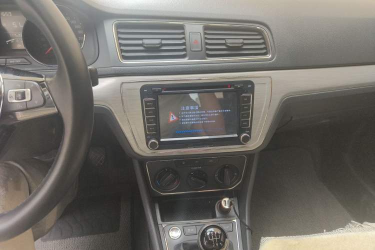 Used Volkswagen Lavida 2017 1.6L Manual Comfort Edition Audio And AC Panel