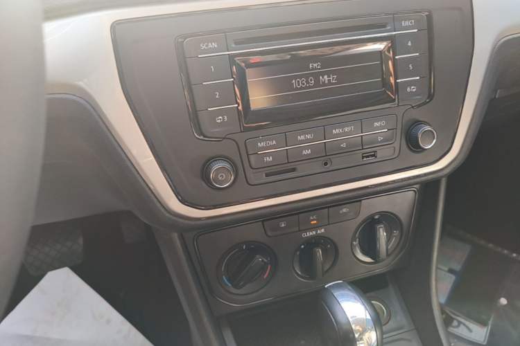 Used Volkswagen Lavida 2017 1.6L Automatic Fashion Edition Audio And AC Panel