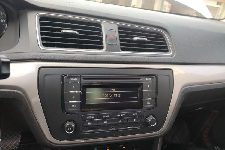 Used Volkswagen Lavida 2017 1.6L Automatic Fashion Edition Audio And AC Panel
