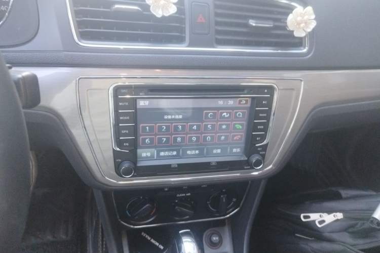 Used Volkswagen Lavida 2017 1.6L Automatic Comfort Edition Audio And AC Panel