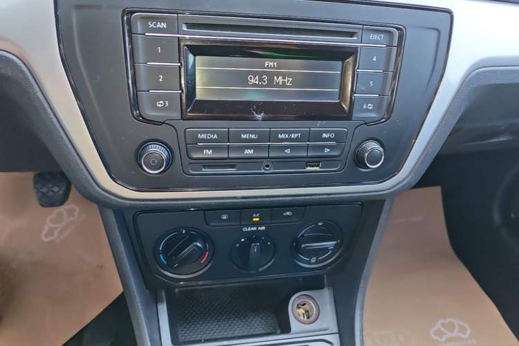 Used Volkswagen Lavida 2017 1.6L Manual Fashion Edition Audio And AC Panel
