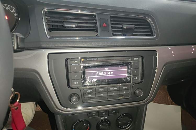 Used Volkswagen Lavida 2017 1.6L Automatic Fashion Edition Audio And AC Panel