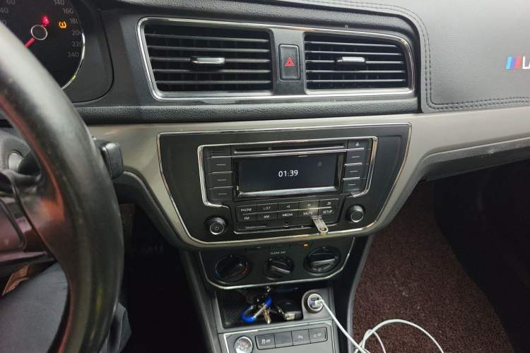 Used Volkswagen Lavida 2017 1.6L Manual Comfort Edition Audio And AC Panel