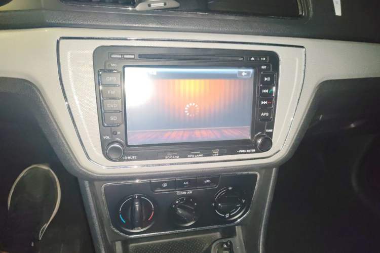 Used Volkswagen Lavida 2017 1.6L Manual Comfort Edition Audio And AC Panel