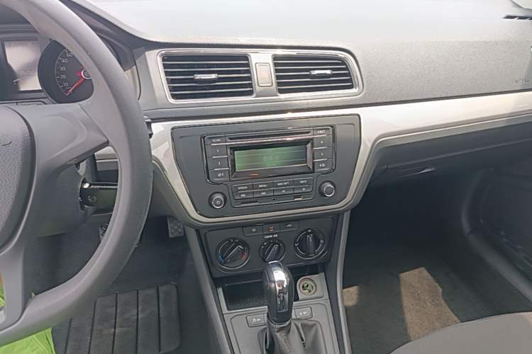 Used Volkswagen Lavida 2017 1.6L Automatic Fashion Edition Audio And AC Panel