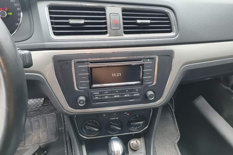 Used Volkswagen Lavida 2017 1.6L Automatic Comfort Edition Audio And AC Panel