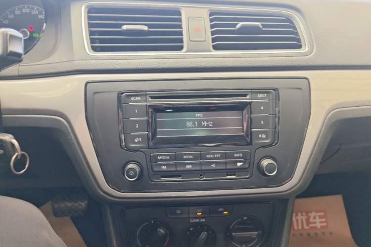 Used Volkswagen Lavida 2017 1.6L Automatic Fashion Edition Audio And AC Panel