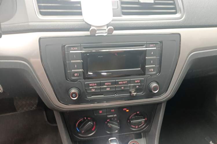 Used Volkswagen Lavida 2017 1.6L Automatic Fashion Edition Audio And AC Panel