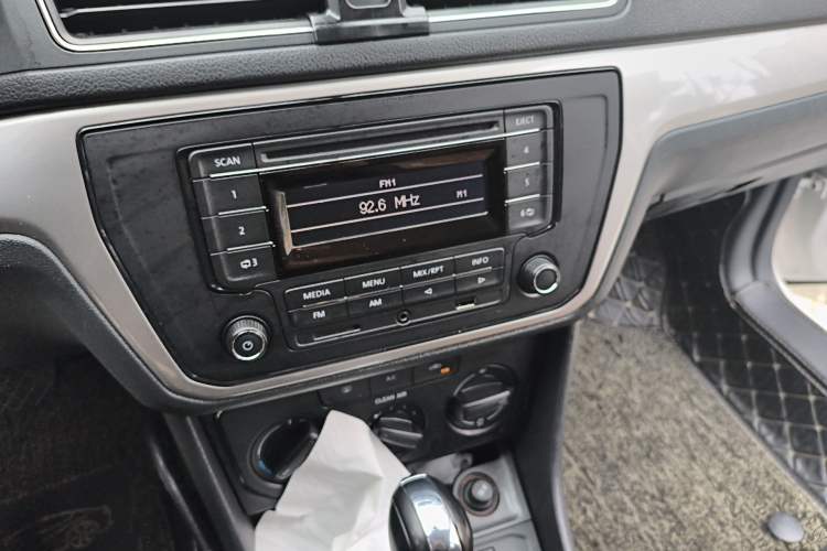 Used Volkswagen Lavida 2017 1.6L Automatic Fashion Edition Audio And AC Panel