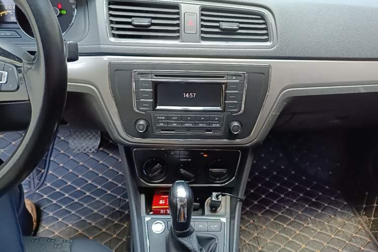 Used Volkswagen Lavida 2017 1.6L Automatic Comfort Edition Audio And AC Panel