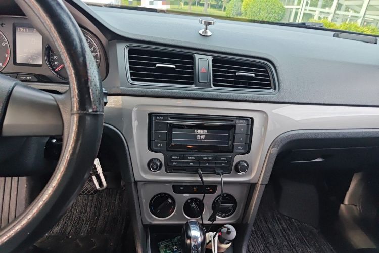 Used Volkswagen Lavida 2017 1.6L Automatic Fashion Edition Audio And AC Panel