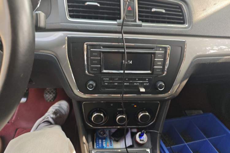 Used Volkswagen Lavida 2017 1.6L Manual Comfort Edition Audio And AC Panel