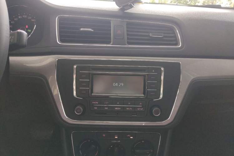 Used Volkswagen Lavida 2017 1.6L Automatic Comfort Edition Audio And AC Panel