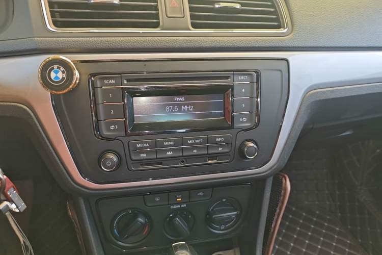 Used Volkswagen Lavida 2017 1.6L Automatic Fashion Edition Audio And AC Panel