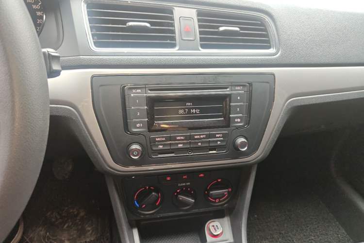 Used Volkswagen Lavida 2017 1.6L Manual Fashion Edition Audio And AC Panel