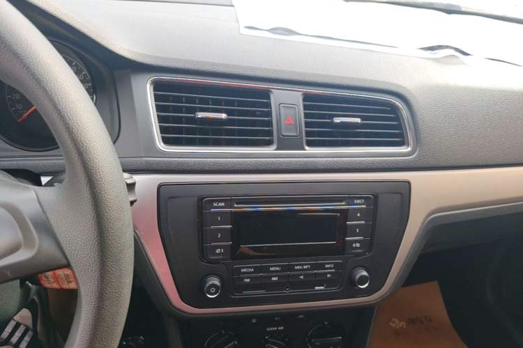 Used Volkswagen Lavida 2017 1.6L Manual Fashion Edition Audio And AC Panel