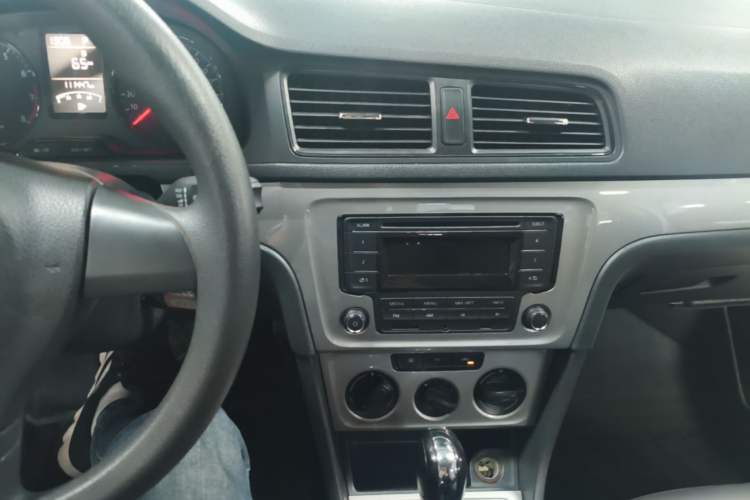 Used Volkswagen Lavida 2017 1.6L Automatic Comfort Edition Audio And AC Panel
