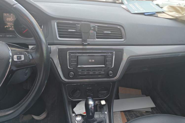 Used Volkswagen Lavida 2017 1.6L Automatic Comfort Edition Audio And AC Panel