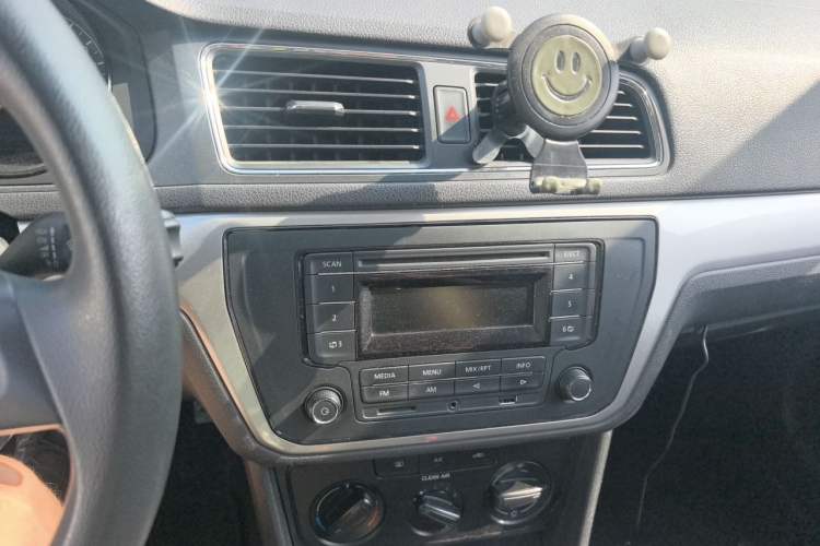 Used Volkswagen Lavida 2017 1.6L Automatic Fashion Edition Audio And AC Panel