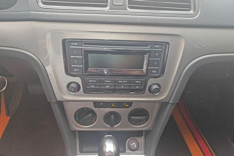 Used Volkswagen Lavida 2017 1.6L Automatic Comfort Edition Audio And AC Panel