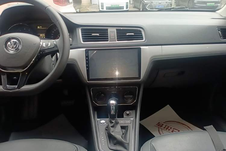 Used Volkswagen Lavida 2017 1.6L Automatic Comfort Edition Audio And AC Panel