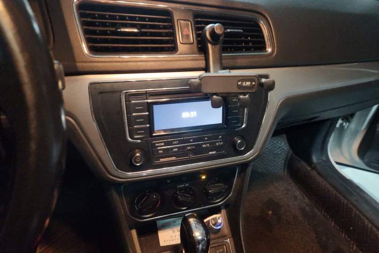 Used Volkswagen Lavida 2017 1.6L Automatic Comfort Edition Audio And AC Panel