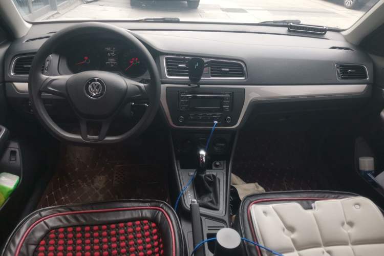 Used Volkswagen Lavida 2017 1.6L Automatic Fashion Edition Center Console