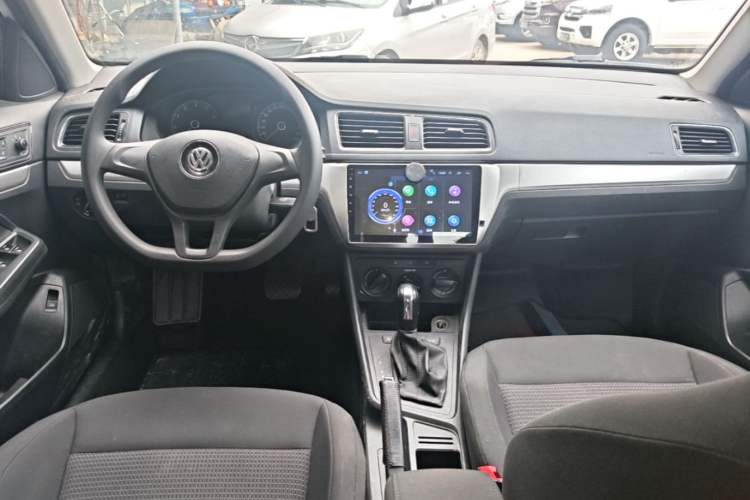 Used Volkswagen Lavida 2017 1.6L Automatic Fashion Edition Center Console