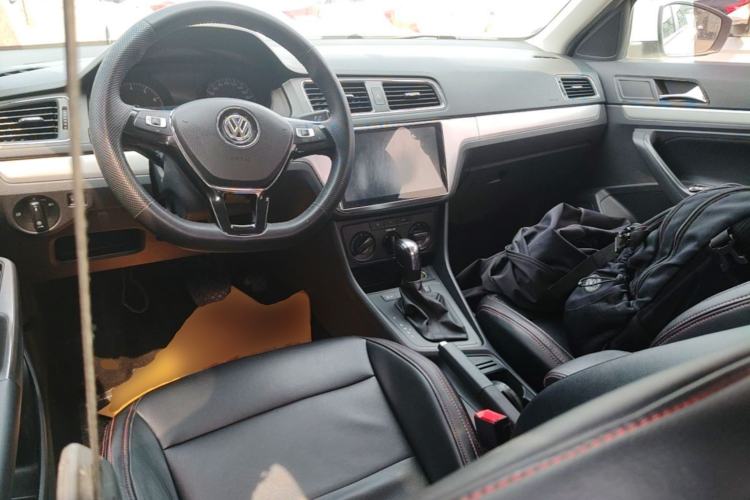 Used Volkswagen Lavida 2017 1.6L Automatic Fashion Edition Center Console