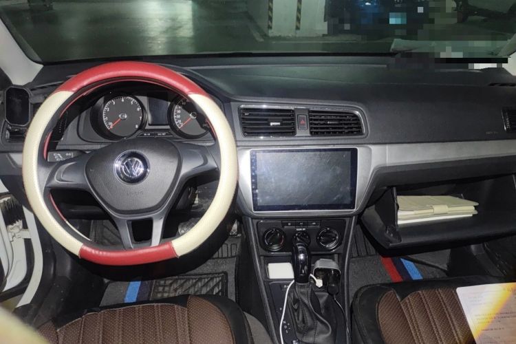 Used Volkswagen Lavida 2017 1.6L Automatic Fashion Edition Center Console